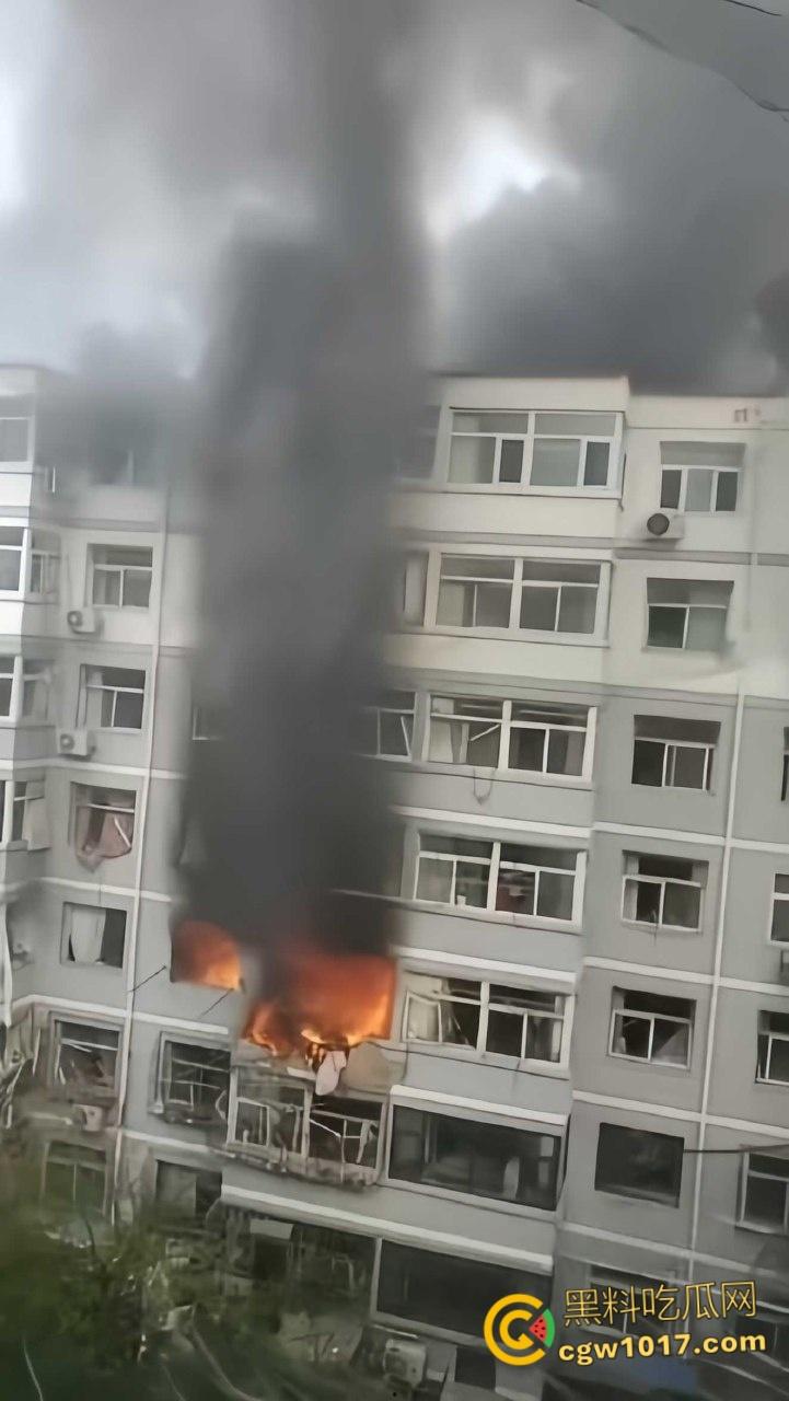 河北张家口钢鑫小区,突发惊天爆炸疑似燃气泄漏,爆炸冲击波震碎周边窗户玻璃,楼体墙面崩裂变形! 第2张 河北张家口钢鑫小区,突发惊天爆炸疑似燃气泄漏,爆炸冲击波震碎周边窗户玻璃,楼体墙面崩裂变形! 第2张