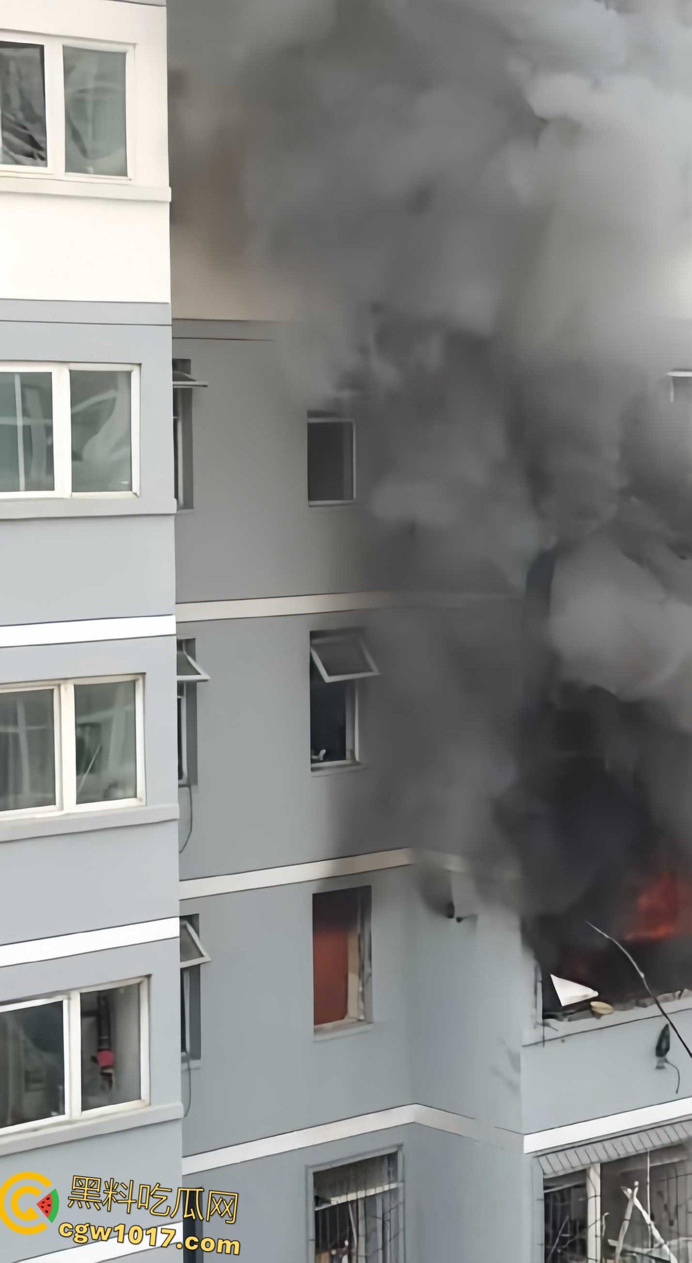 河北张家口钢鑫小区,突发惊天爆炸疑似燃气泄漏,爆炸冲击波震碎周边窗户玻璃,楼体墙面崩裂变形! 第3张 河北张家口钢鑫小区,突发惊天爆炸疑似燃气泄漏,爆炸冲击波震碎周边窗户玻璃,楼体墙面崩裂变形! 第3张