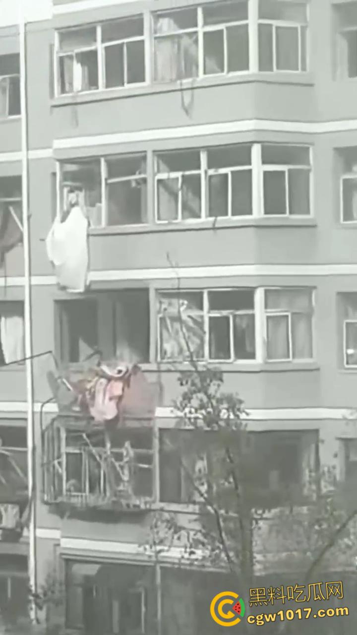 河北张家口钢鑫小区,突发惊天爆炸疑似燃气泄漏,爆炸冲击波震碎周边窗户玻璃,楼体墙面崩裂变形! 第5张 河北张家口钢鑫小区,突发惊天爆炸疑似燃气泄漏,爆炸冲击波震碎周边窗户玻璃,楼体墙面崩裂变形! 第5张