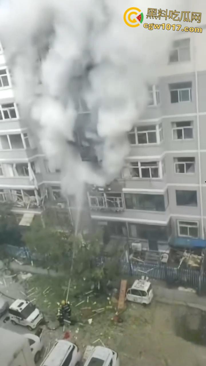 河北张家口钢鑫小区,突发惊天爆炸疑似燃气泄漏,爆炸冲击波震碎周边窗户玻璃,楼体墙面崩裂变形! 第7张 河北张家口钢鑫小区,突发惊天爆炸疑似燃气泄漏,爆炸冲击波震碎周边窗户玻璃,楼体墙面崩裂变形! 第7张