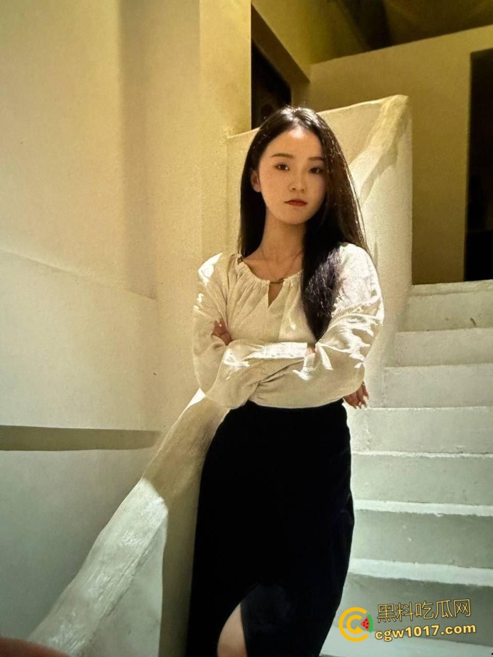 山东淫荡少妇【胡婉清】，被前男友SM调教泄漏，白丝高跟鞋对镜后入无套爆操，女上骑乘疯狂榨精 !  第1张