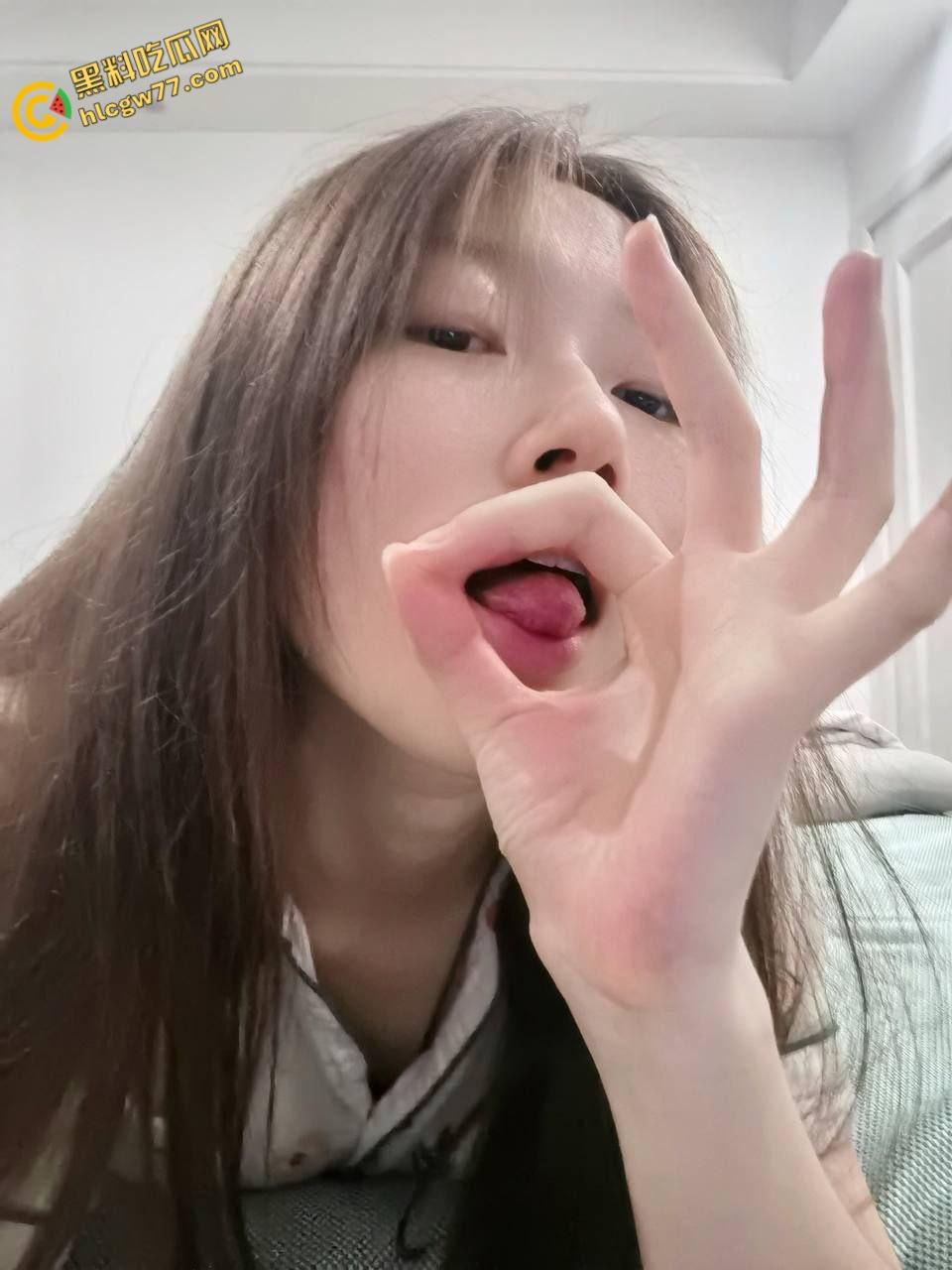 曲阜师大【孙雅欣】，被狂操高潮喷水，回宿舍又自慰湿透床单，真是个骚母狗！  第2张