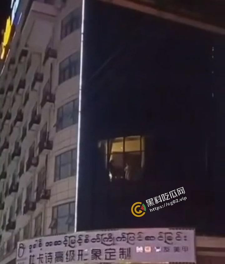 知名品牌富婆聚集地 杜卡诗高级形象定制  店面楼上上演 活春宫 皮影戏 还有一女子专门拍摄 第3张