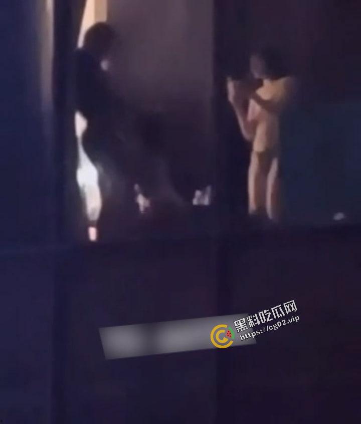 知名品牌富婆聚集地 杜卡诗高级形象定制  店面楼上上演 活春宫 皮影戏 还有一女子专门拍摄 第4张