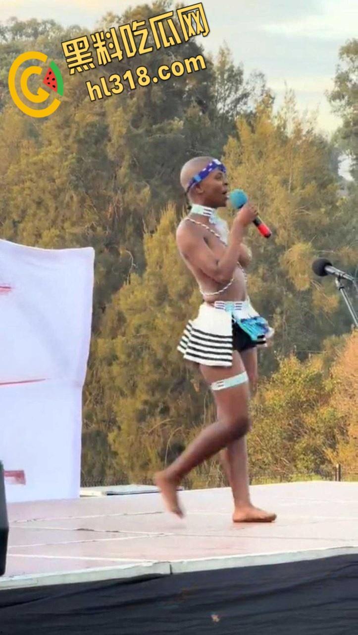 开普敦东部Miss inkciyo传统选美比赛，参加选手必须是处女，性感酮体舞台一展歌喉，不得不说真有看点 !  第2张