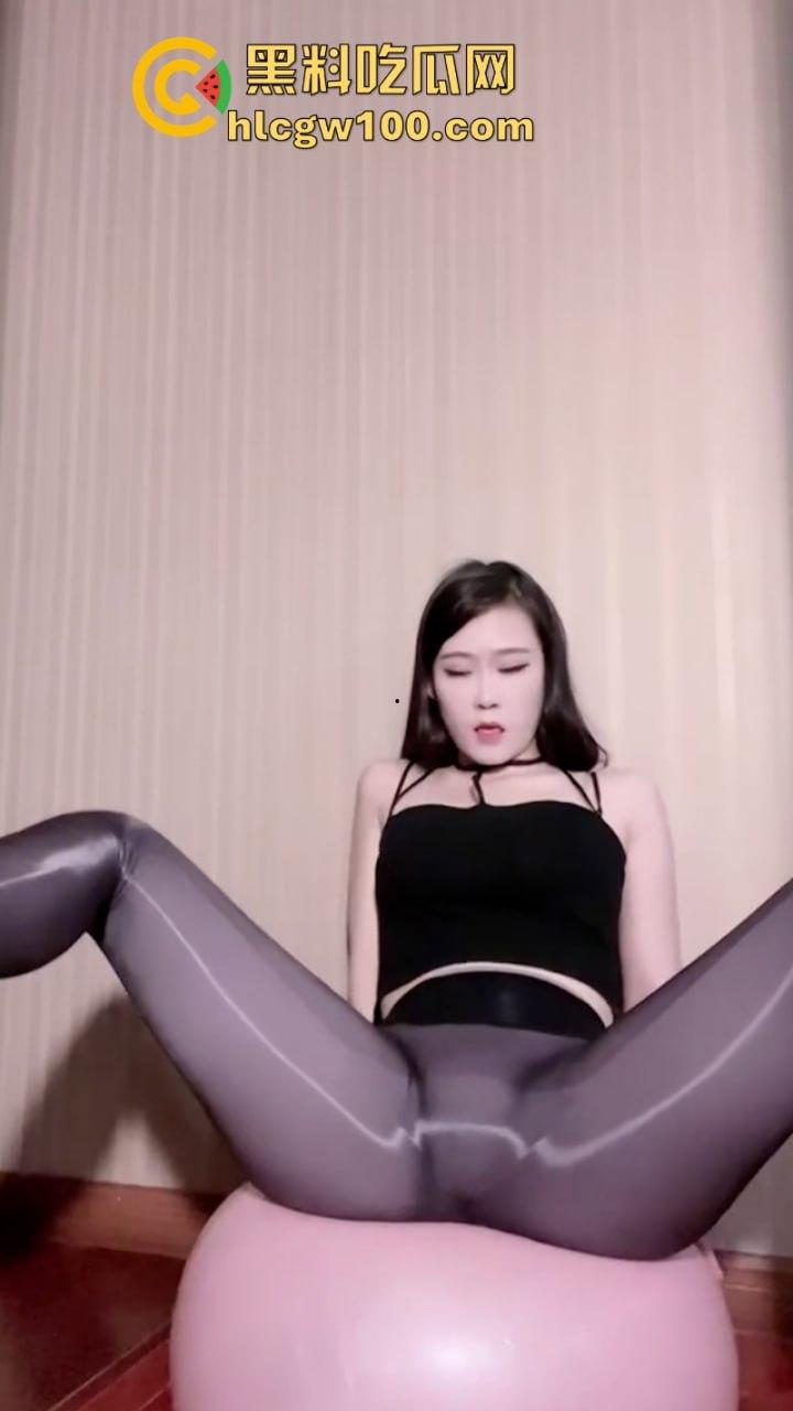 快手22.7w粉丝性感博主【CT少女】黑丝瑜伽抖奶劲舞 电动蜜臀极速套撸 隔屏操到飞 第7张 快手22.7w粉丝性感博主【CT少女】黑丝瑜伽抖奶劲舞 电动蜜臀极速套撸 隔屏操到飞 第7张