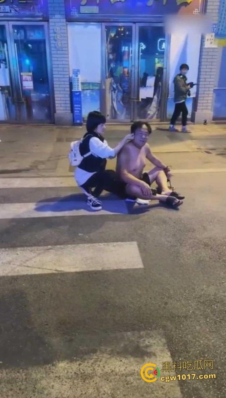 浙江金华万盛南街，油腻大叔被小仙女制服还扒掉衣服，还告知警察自己被猥亵，网友纷纷讨论是女的诬陷大哥 !  第4张