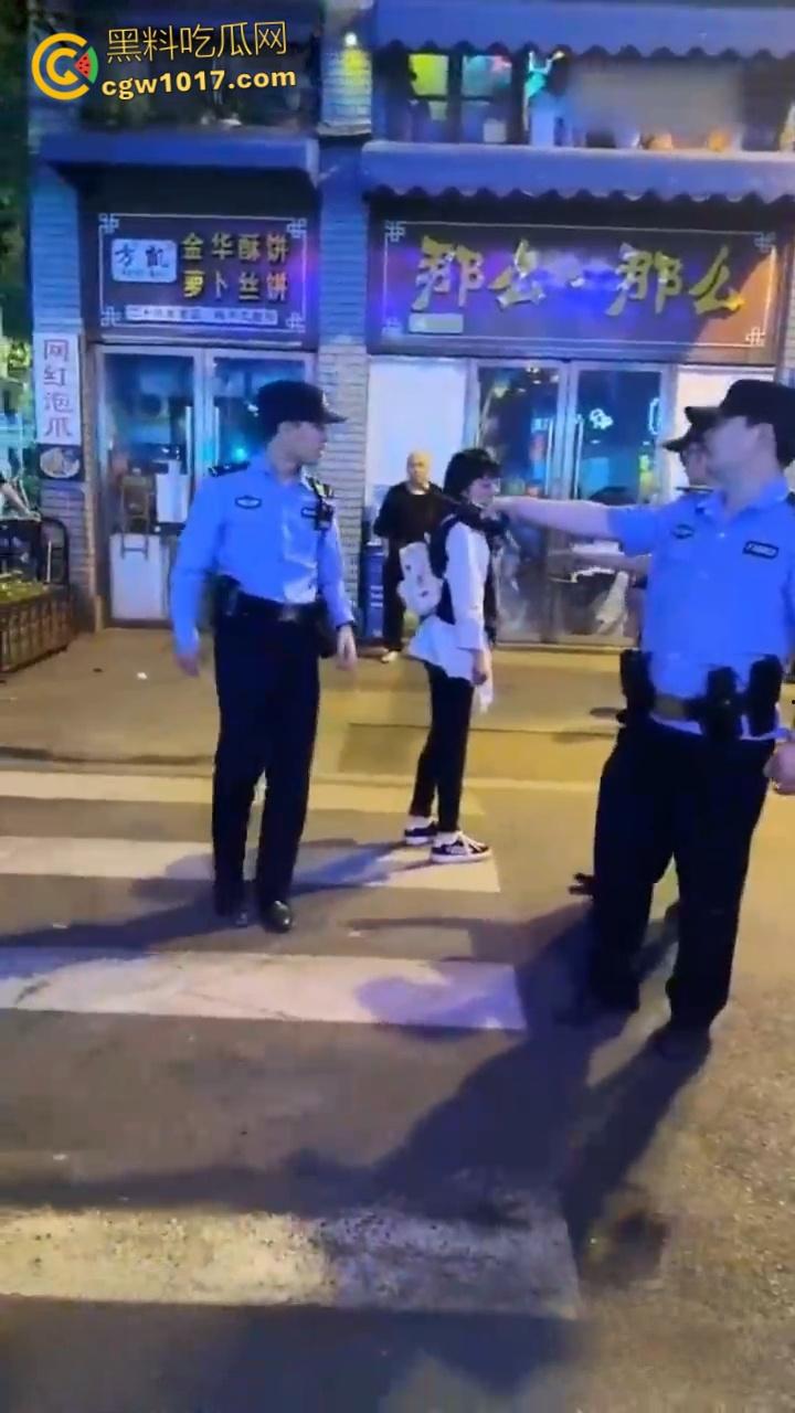 浙江金华万盛南街，油腻大叔被小仙女制服还扒掉衣服，还告知警察自己被猥亵，网友纷纷讨论是女的诬陷大哥 !  第5张