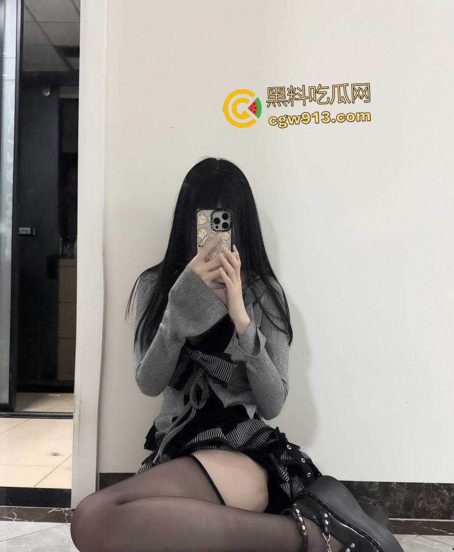 抖音网红【悠哉大王】反差爆表！可爱身材还丰满，撕黑丝露骚逼，这可不是一丁点的反差！  第5张