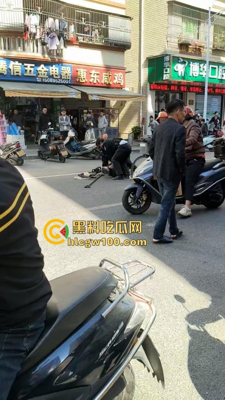 大爷不语只想砍人 汕尾市海丰县单身老头当街挥刀泄愤吓坏路人  疑似故意混牢饭？ 第2张