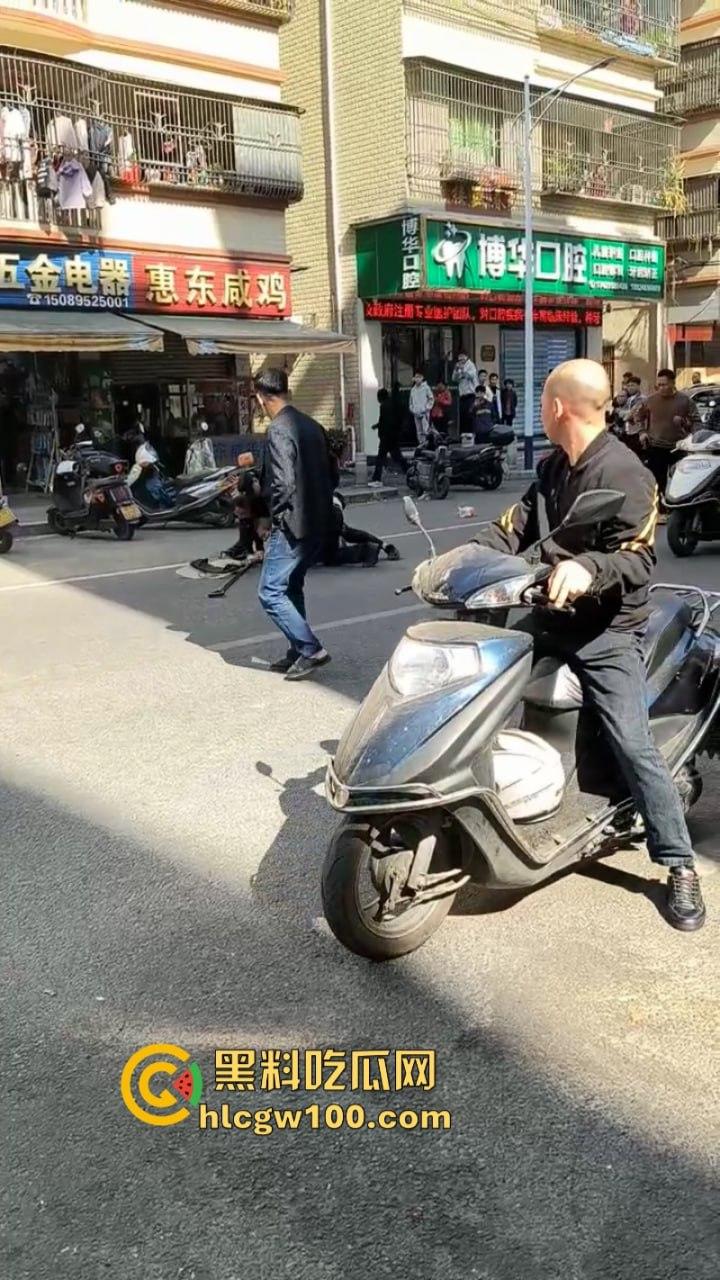 大爷不语只想砍人 汕尾市海丰县单身老头当街挥刀泄愤吓坏路人  疑似故意混牢饭？ 第3张