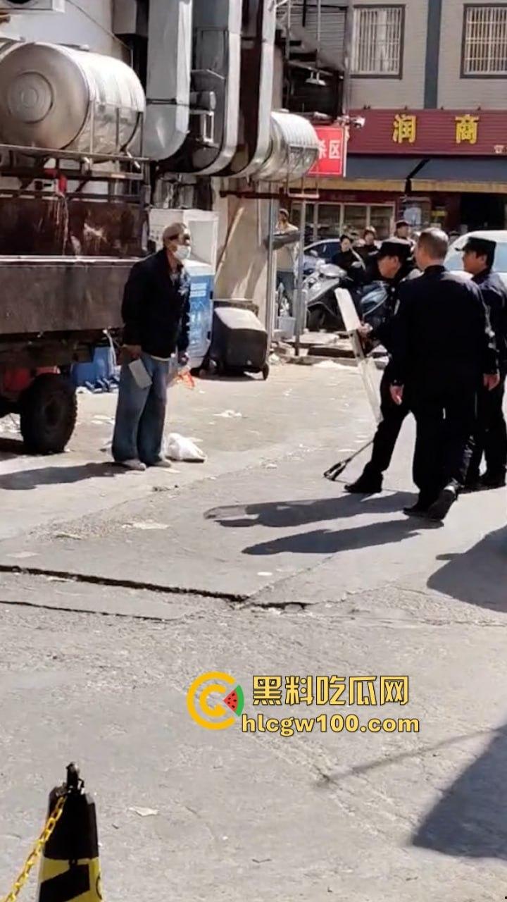 大爷不语只想砍人 汕尾市海丰县单身老头当街挥刀泄愤吓坏路人  疑似故意混牢饭？ 第4张
