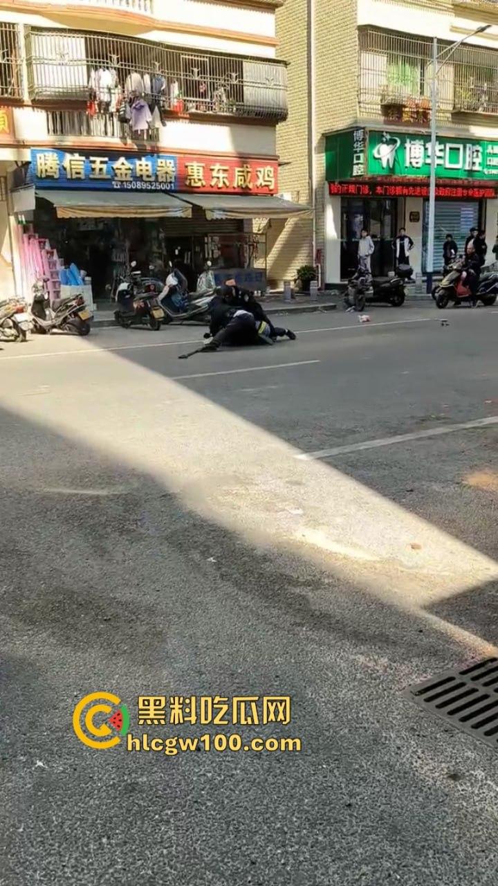 大爷不语只想砍人 汕尾市海丰县单身老头当街挥刀泄愤吓坏路人  疑似故意混牢饭？ 第6张