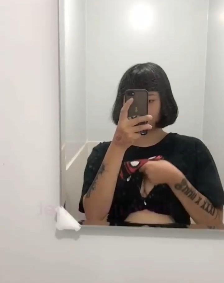 711巨乳女店员【林雯霞】，萝莉嫩妹上班期间在线自慰，超骚漏奶视频外流，傲人双峰呼之欲出，堪称视觉核弹！  第5张