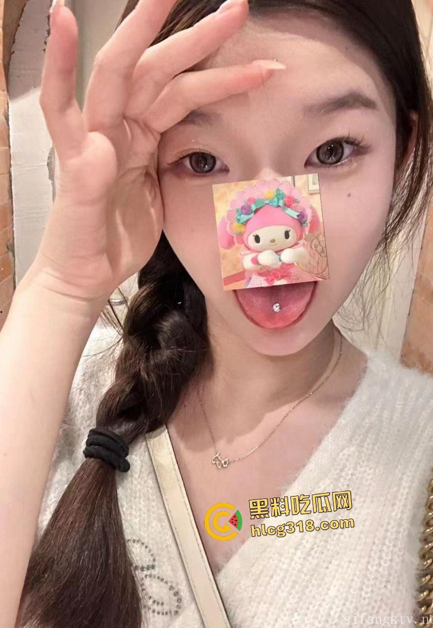 福利姬【下山绵羊】极品校花用自慰炮搞到尿失禁，喜欢白虎的老板给重金直接插到爽！  第1张