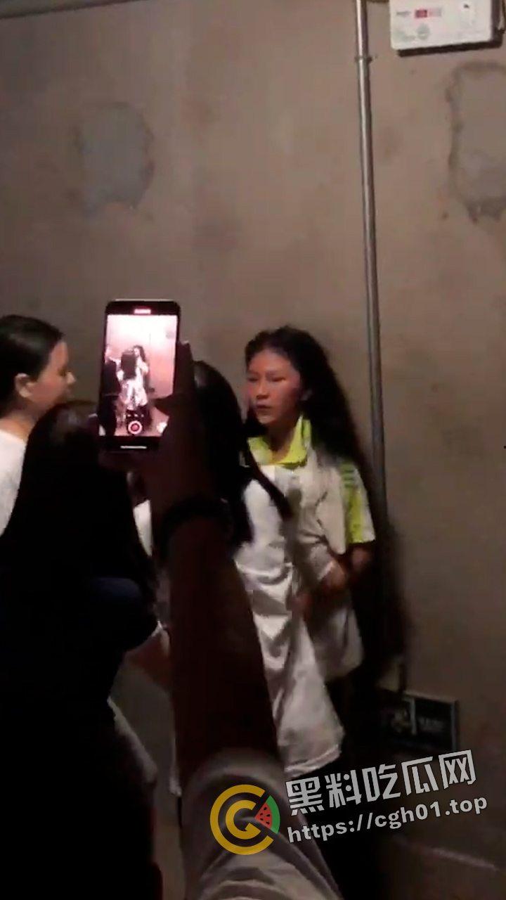 陕西大荔县初中六年级小太妹集体霸凌 轮流扇巴掌脸都肿成猪头了 现场视频流出  第2张