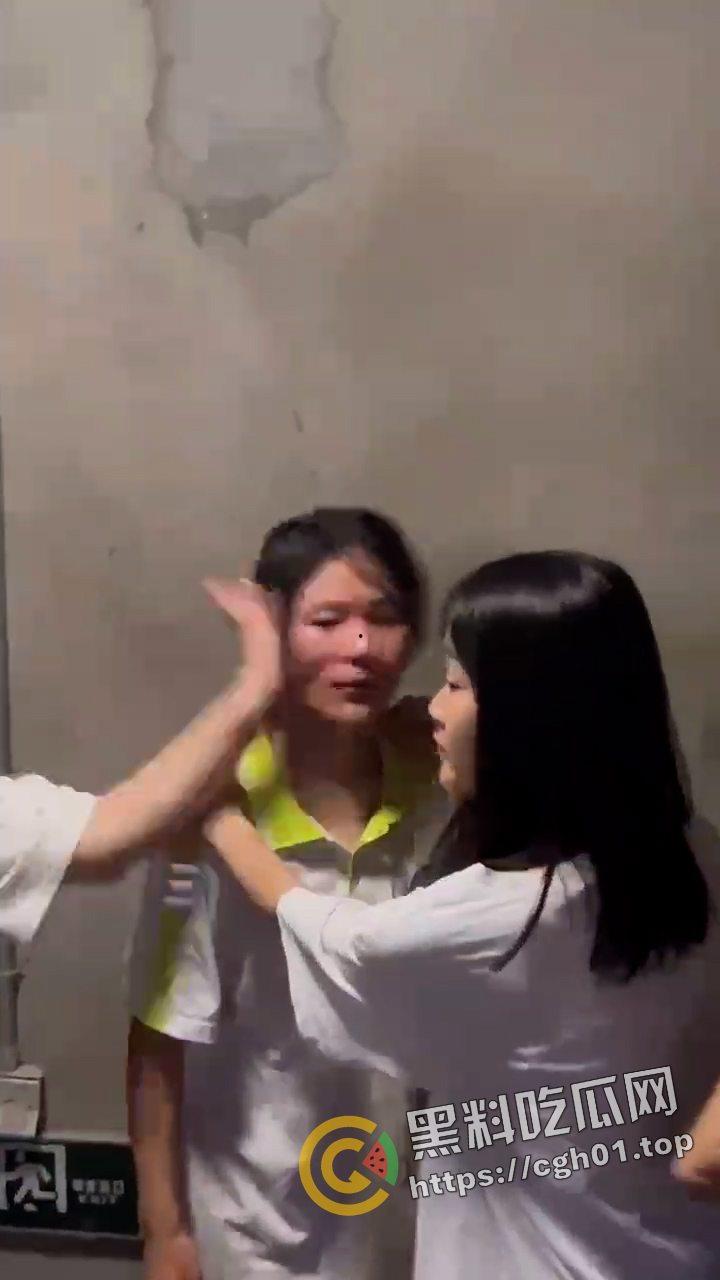 陕西大荔县初中六年级小太妹集体霸凌 轮流扇巴掌脸都肿成猪头了 现场视频流出  第3张