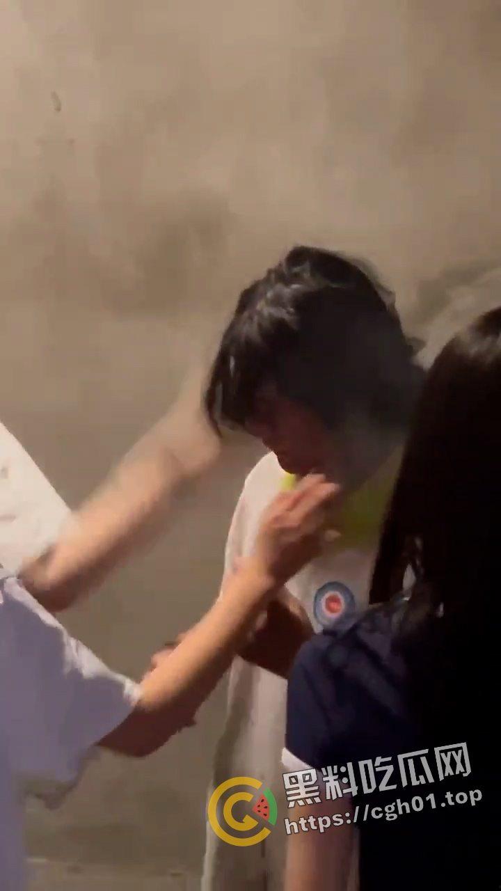 陕西大荔县初中六年级小太妹集体霸凌 轮流扇巴掌脸都肿成猪头了 现场视频流出  第4张