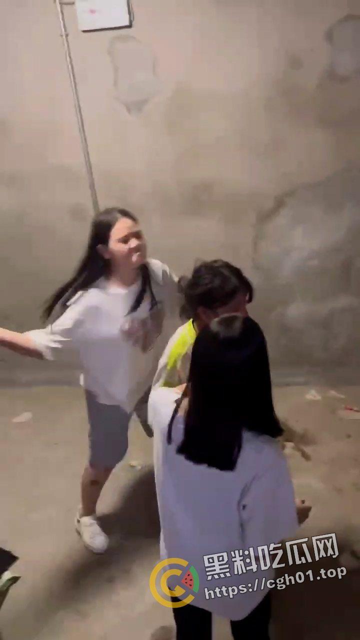 陕西大荔县初中六年级小太妹集体霸凌 轮流扇巴掌脸都肿成猪头了 现场视频流出  第5张