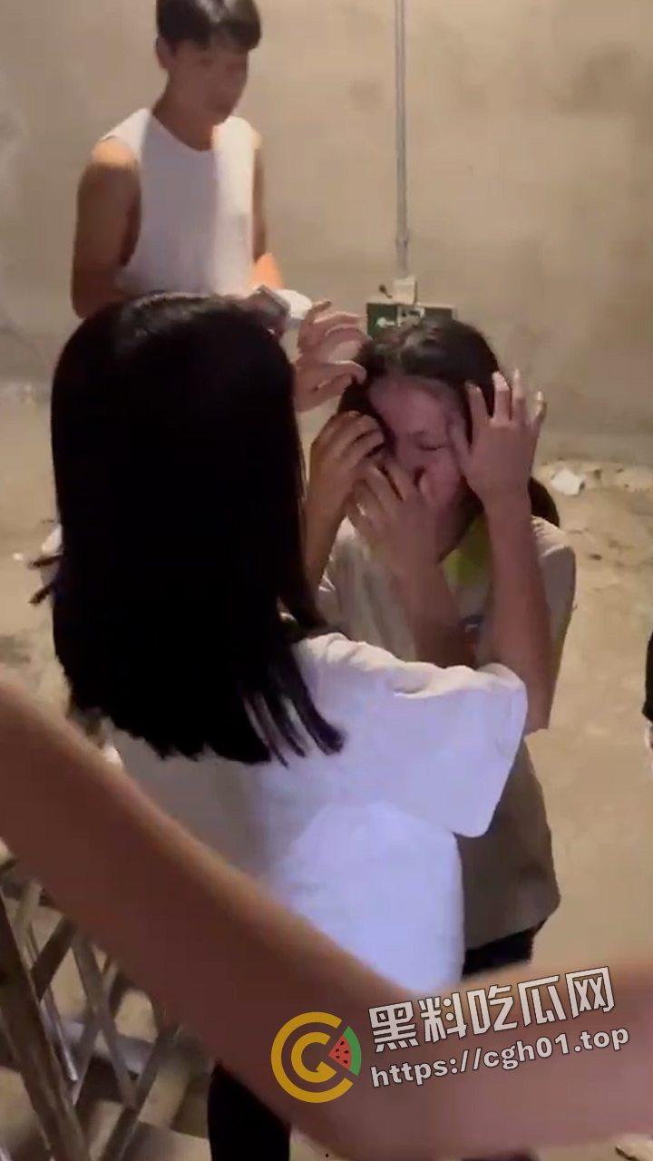 陕西大荔县初中六年级小太妹集体霸凌 轮流扇巴掌脸都肿成猪头了 现场视频流出  第6张