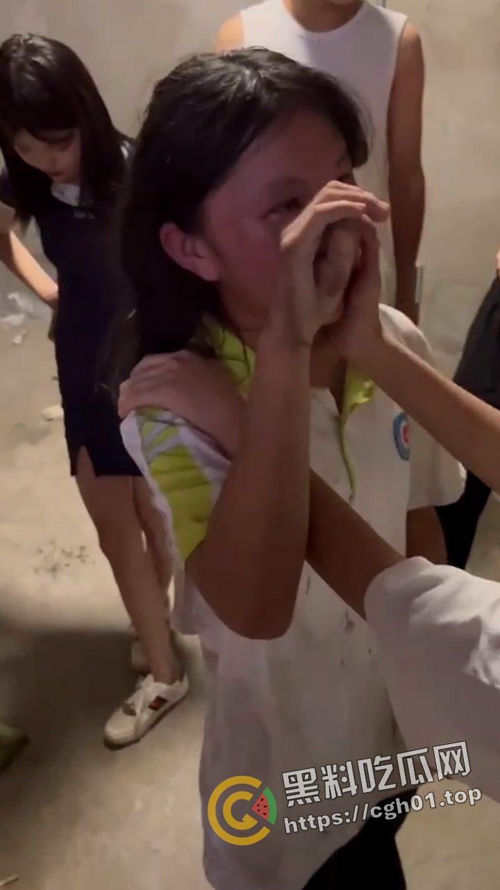 陕西大荔县初中六年级小太妹集体霸凌 轮流扇巴掌脸都肿成猪头了 现场视频流出  第7张