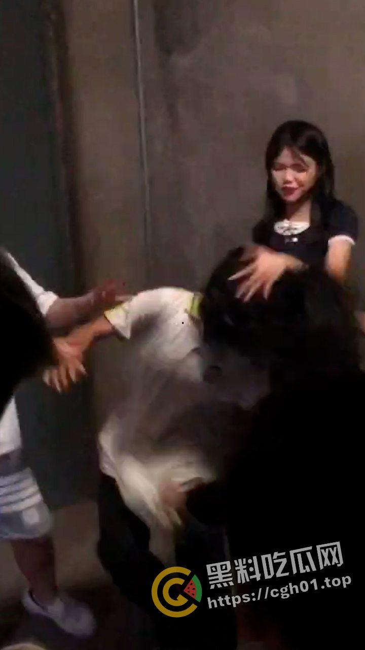 陕西大荔县初中六年级小太妹集体霸凌 轮流扇巴掌脸都肿成猪头了 现场视频流出  第8张