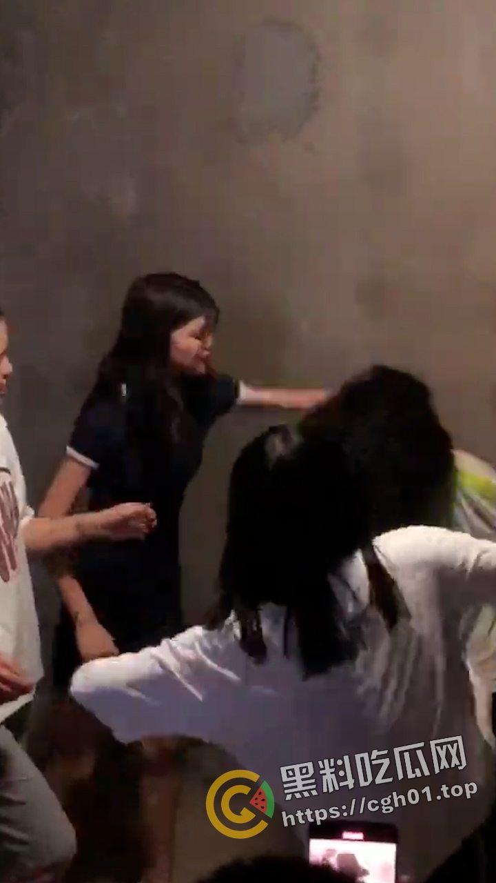 陕西大荔县初中六年级小太妹集体霸凌 轮流扇巴掌脸都肿成猪头了 现场视频流出  第9张