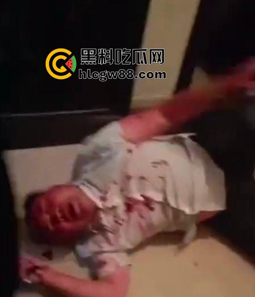 安徽一对奸夫淫妇被捉奸在床，女方亲戚暴打一顿，淫妇吓呆不敢吭声，男的被拖楼道棍棒伺候血流满地！  第3张