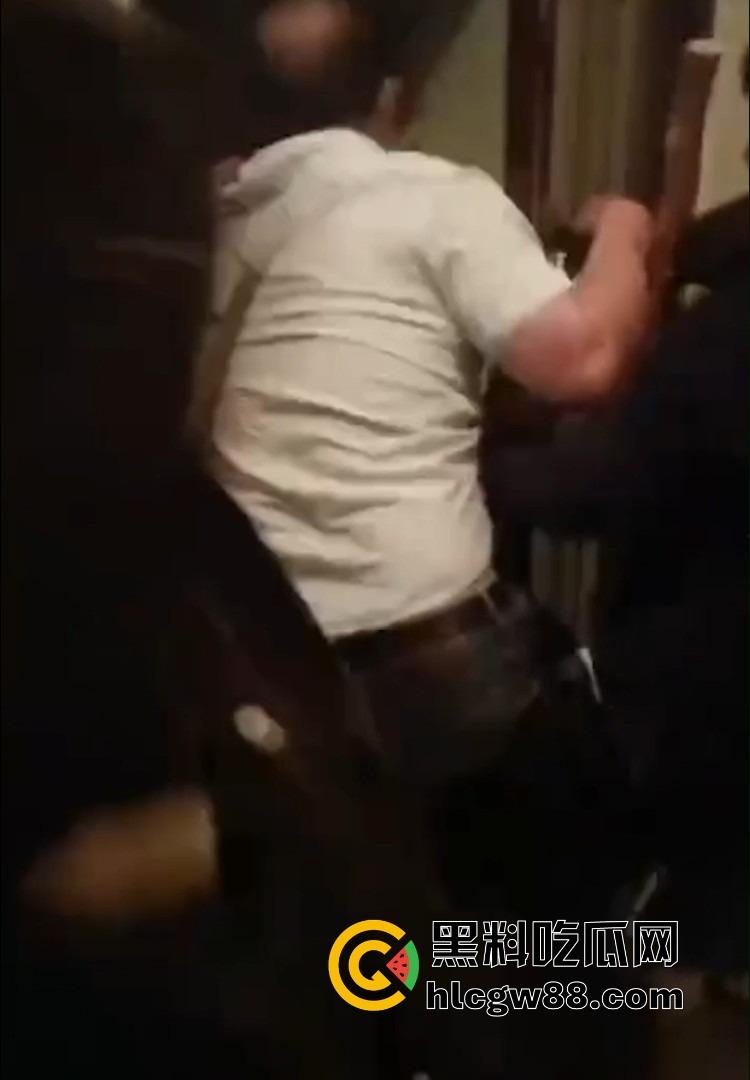 安徽一对奸夫淫妇被捉奸在床，女方亲戚暴打一顿，淫妇吓呆不敢吭声，男的被拖楼道棍棒伺候血流满地！  第4张