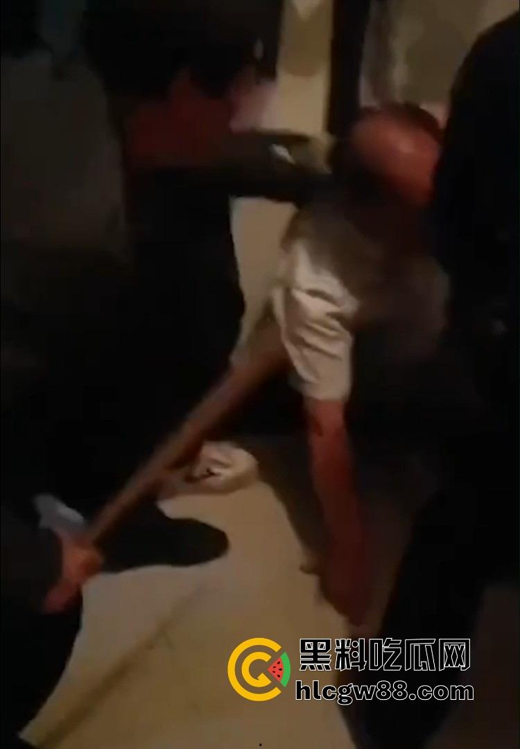 安徽一对奸夫淫妇被捉奸在床，女方亲戚暴打一顿，淫妇吓呆不敢吭声，男的被拖楼道棍棒伺候血流满地！  第5张