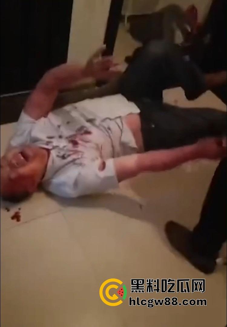 安徽一对奸夫淫妇被捉奸在床，女方亲戚暴打一顿，淫妇吓呆不敢吭声，男的被拖楼道棍棒伺候血流满地！  第6张