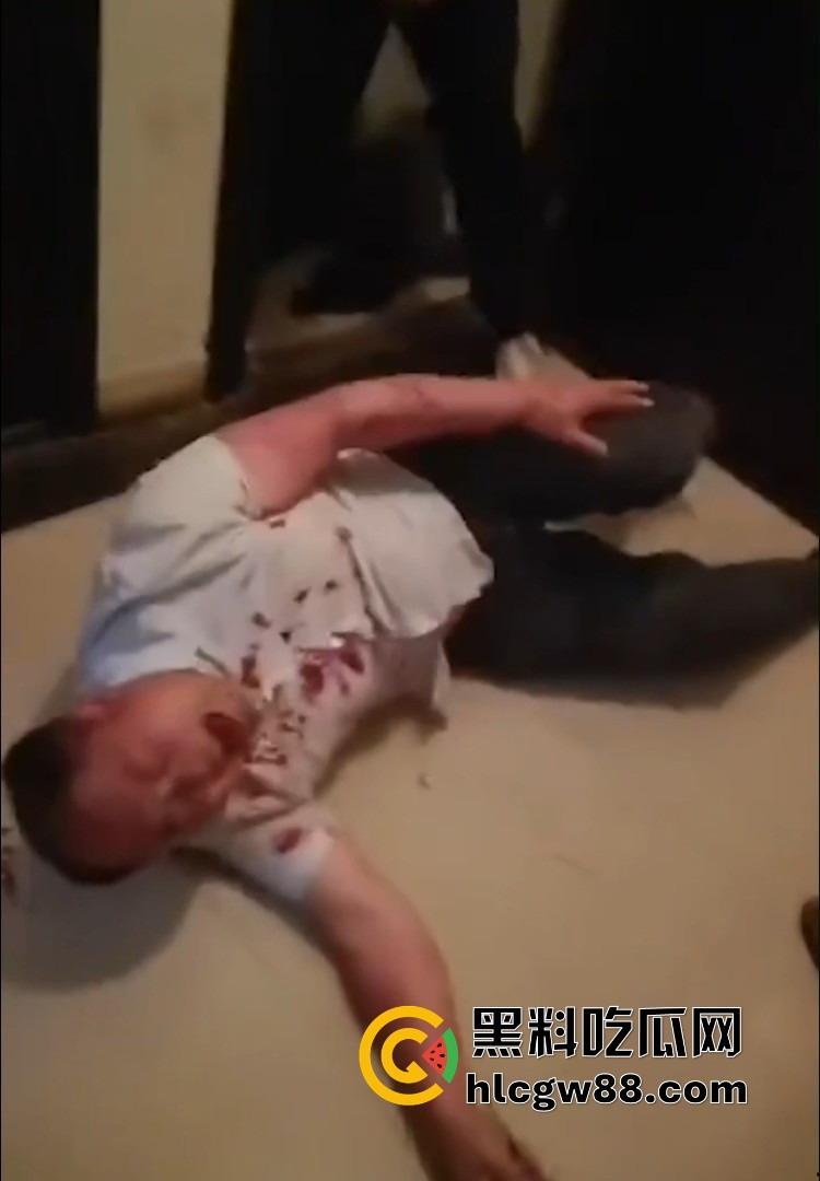 安徽一对奸夫淫妇被捉奸在床，女方亲戚暴打一顿，淫妇吓呆不敢吭声，男的被拖楼道棍棒伺候血流满地！  第7张