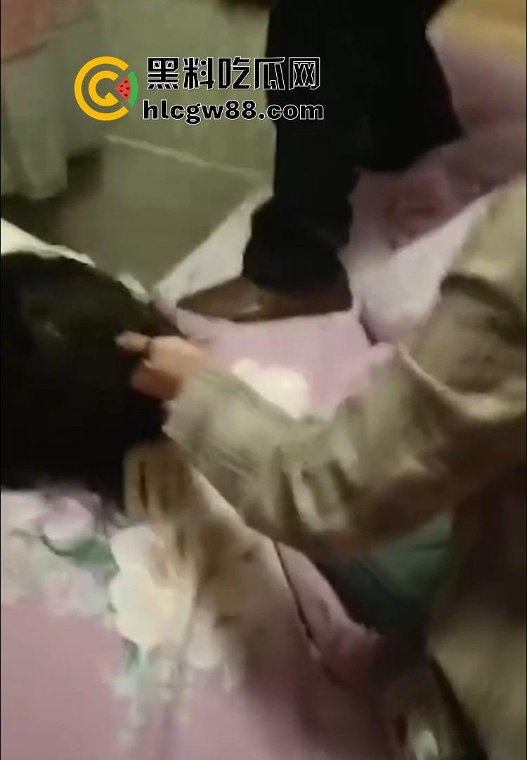 安徽一对奸夫淫妇被捉奸在床，女方亲戚暴打一顿，淫妇吓呆不敢吭声，男的被拖楼道棍棒伺候血流满地！  第8张