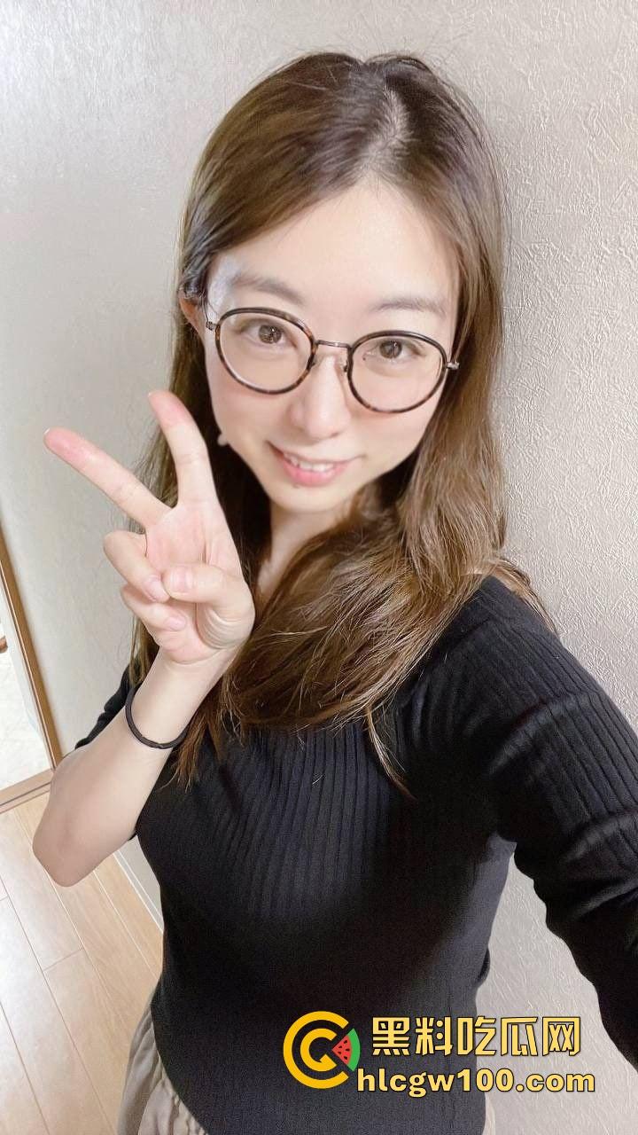 西安艺术职校【刘娜梦】被小哥拿下，1k买衣服撩到18岁嫩妹，粉嫩小穴带去日本玩，直接酒店包宿狂干！  第1张