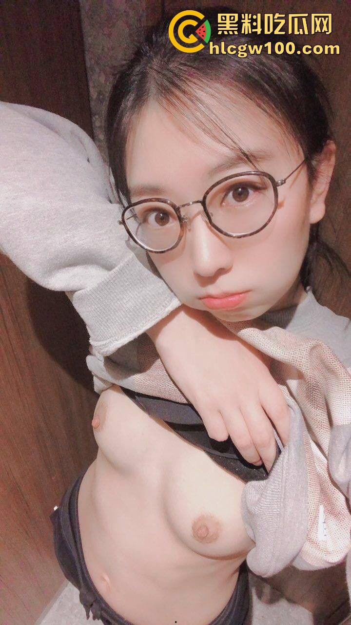 西安艺术职校【刘娜梦】被小哥拿下，1k买衣服撩到18岁嫩妹，粉嫩小穴带去日本玩，直接酒店包宿狂干！  第2张