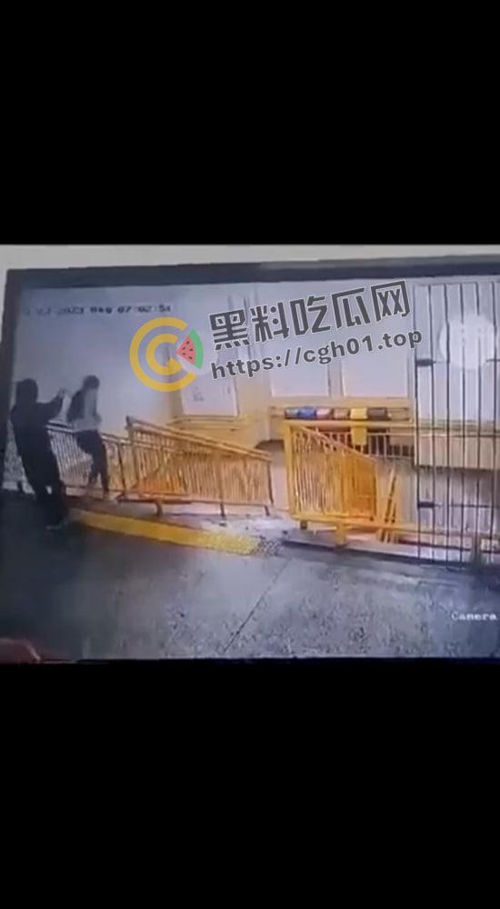 外网疯传！美国网红男娘被霸凌 带枪枪毙霸凌者 果然自由美利坚 枪战每一天  第5张