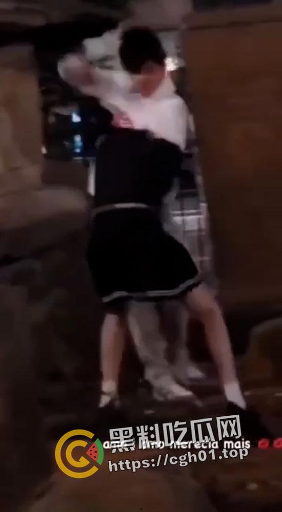 外网疯传！美国网红男娘被霸凌 带枪枪毙霸凌者 果然自由美利坚 枪战每一天  第6张