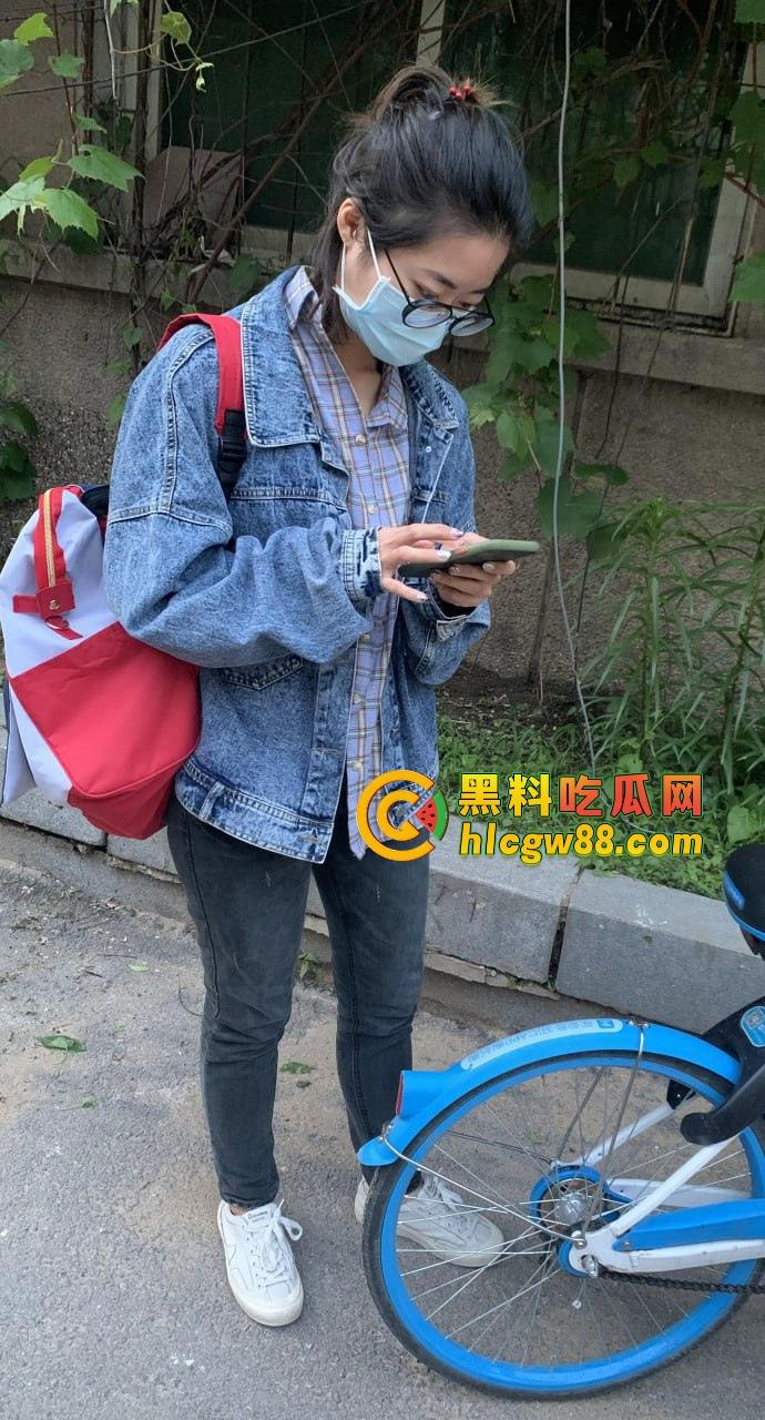 广东普宁共享单车都能骑出艳遇？随手搭讪个眼镜妹，结果一路聊回家被反差骚货直接给日了！  第1张