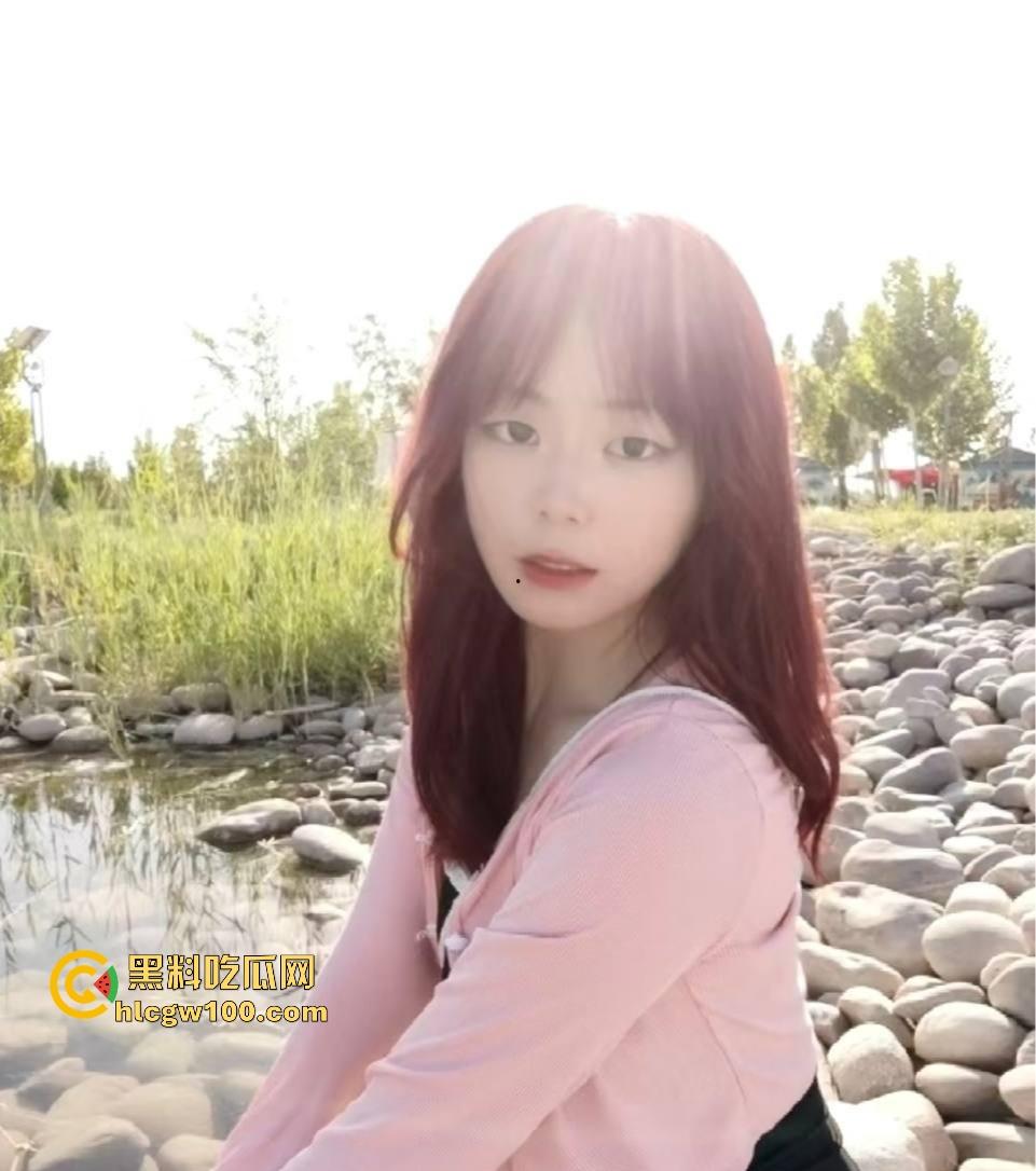 石河子职业技术学院大一【张家欣】炸了，清纯外表掩盖性瘾本质，自慰福利视频给网友看，坦言多人操才爽！  第3张