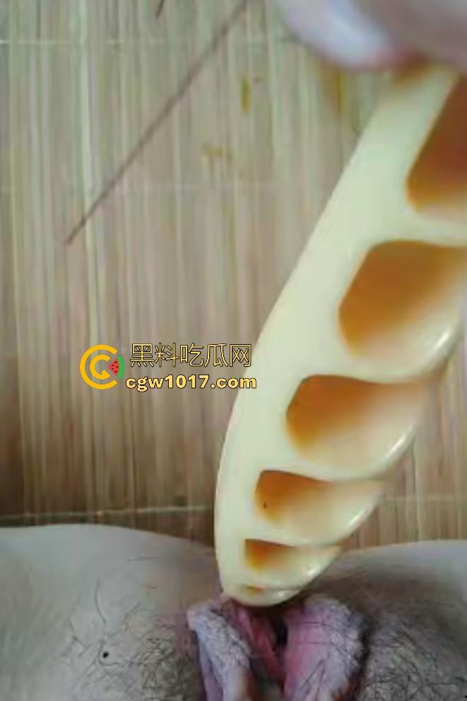 老阿姨偷听儿子操女友逼翻云覆雨,自己也发骚,用刷子头猛插老逼,用带毛的那头不是更爽吗! 第2张 老阿姨偷听儿子操女友逼翻云覆雨,自己也发骚,用刷子头猛插老逼,用带毛的那头不是更爽吗! 第2张