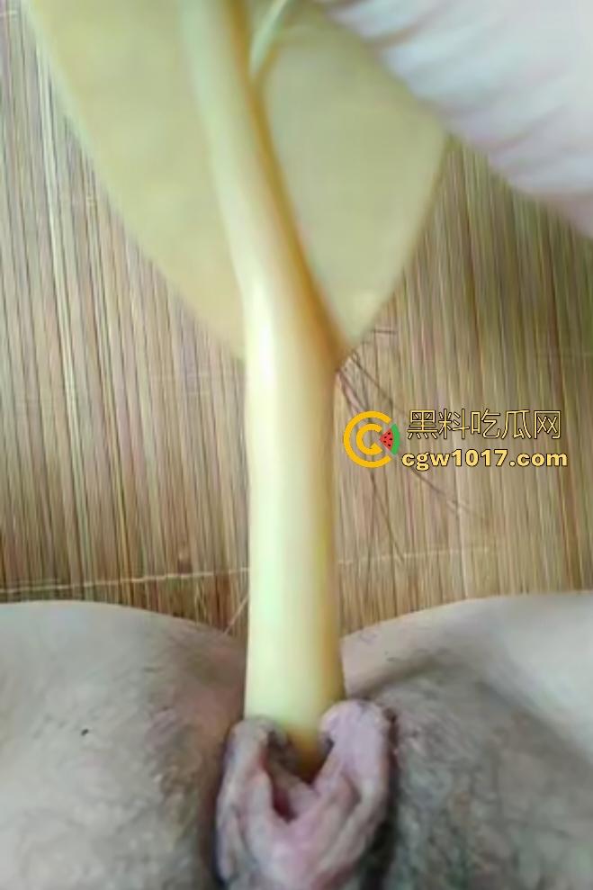 老阿姨偷听儿子操女友逼翻云覆雨,自己也发骚,用刷子头猛插老逼,用带毛的那头不是更爽吗! 第3张 老阿姨偷听儿子操女友逼翻云覆雨,自己也发骚,用刷子头猛插老逼,用带毛的那头不是更爽吗! 第3张