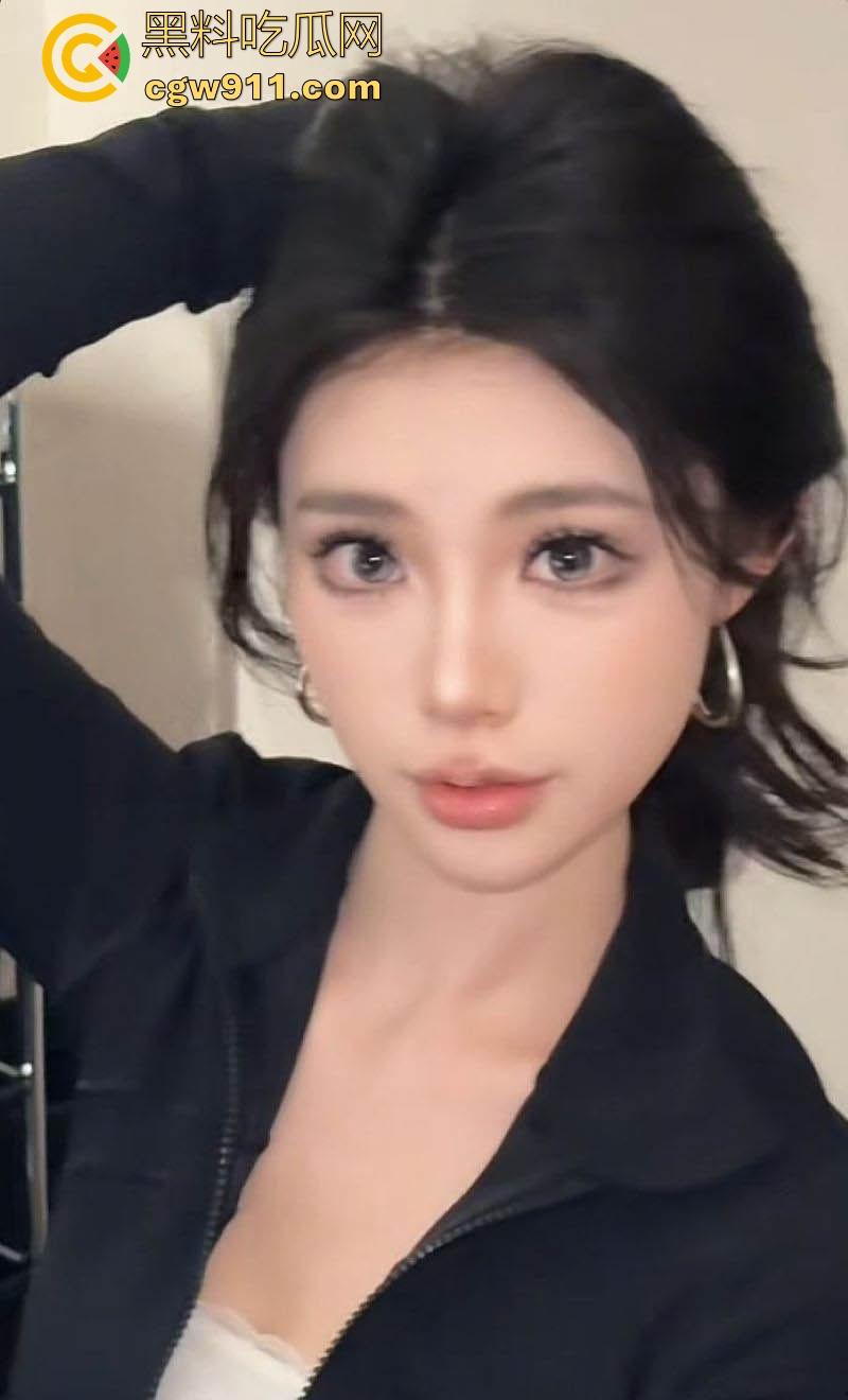 长沙LV极品销售【秦璐伊】高颜值极品身材，搭配紧身吊带裙配黑色小白袜，C杯美乳挺翘，被金主镜子前猛操后入！  第1张