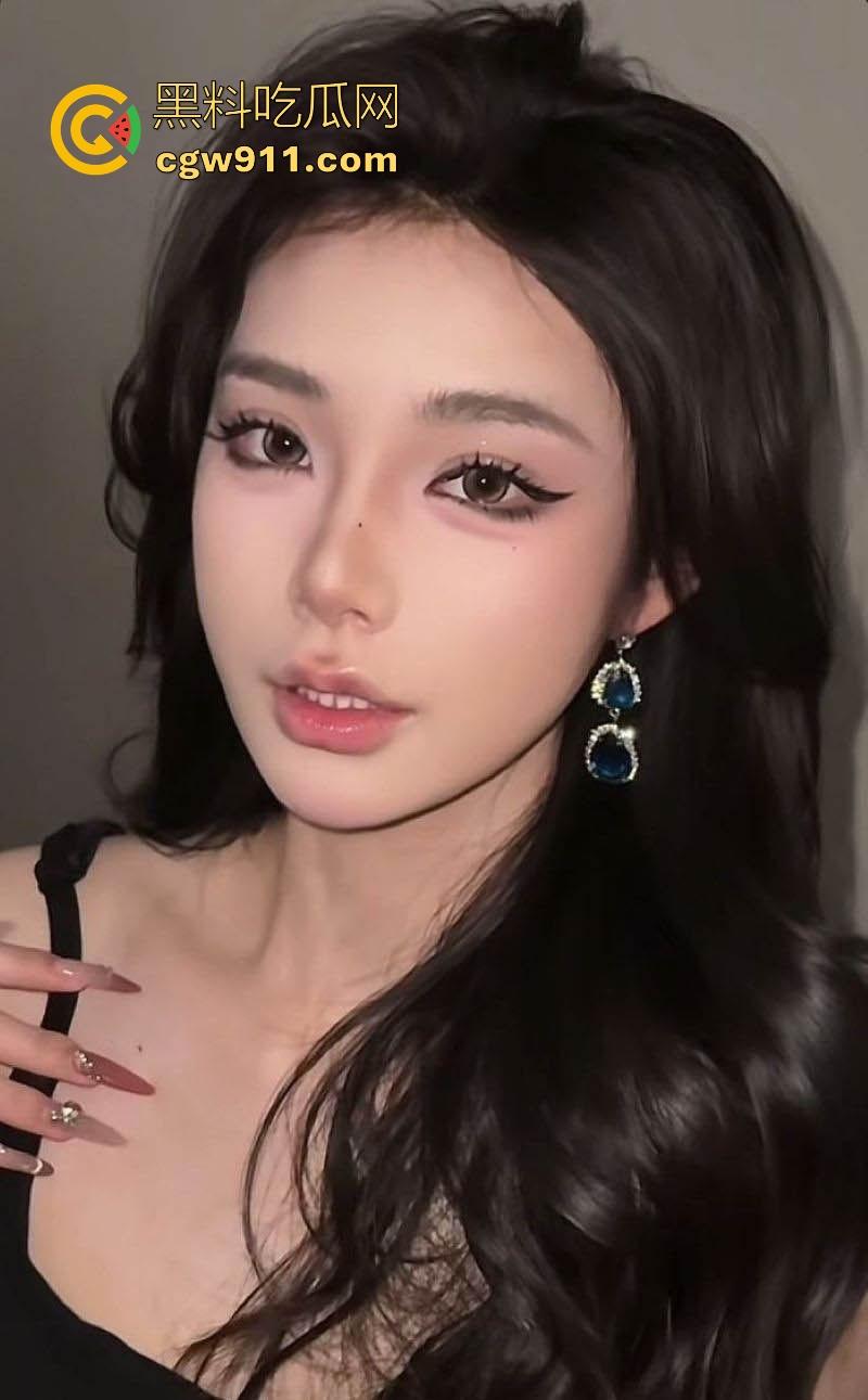 长沙LV极品销售【秦璐伊】高颜值极品身材，搭配紧身吊带裙配黑色小白袜，C杯美乳挺翘，被金主镜子前猛操后入！  第2张