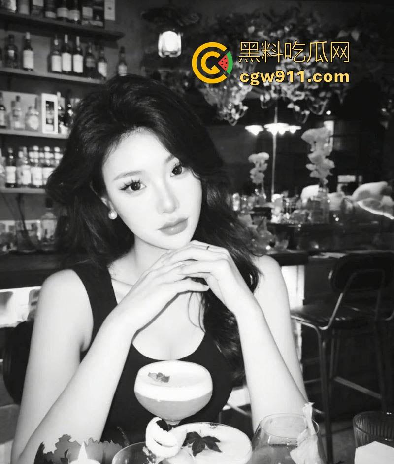 长沙LV极品销售【秦璐伊】高颜值极品身材，搭配紧身吊带裙配黑色小白袜，C杯美乳挺翘，被金主镜子前猛操后入！  第3张