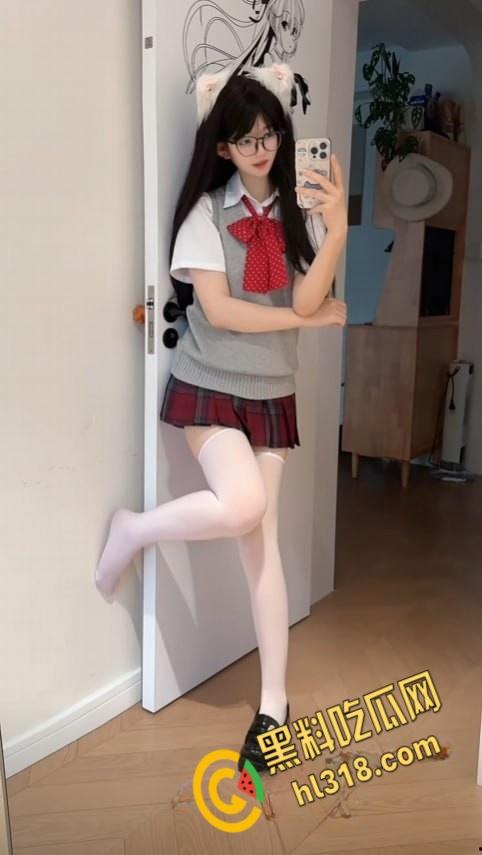 抖音50W粉丝网红【不想早起】，双马尾萝莉嫩妹，金主定制付费视频，简直就是宅男心中的女神们  ! 第2张