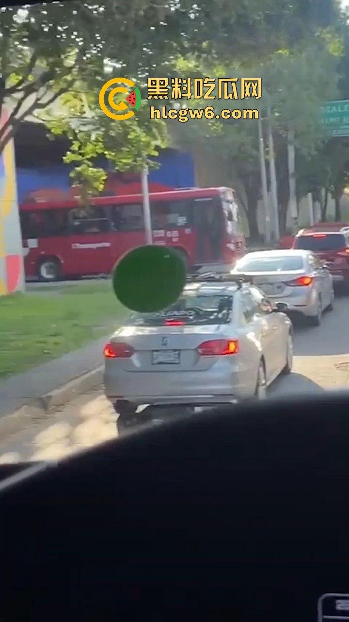 为五星好评司机的也是拼了！一边专心开车 一边还要帮女乘客抠不顾交警罚单 。车里淫水直流  第1张