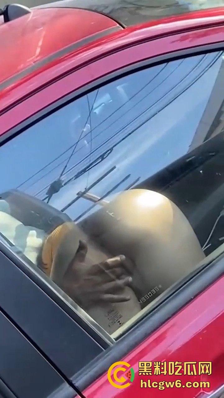 为五星好评司机的也是拼了！一边专心开车 一边还要帮女乘客抠不顾交警罚单 。车里淫水直流  第3张