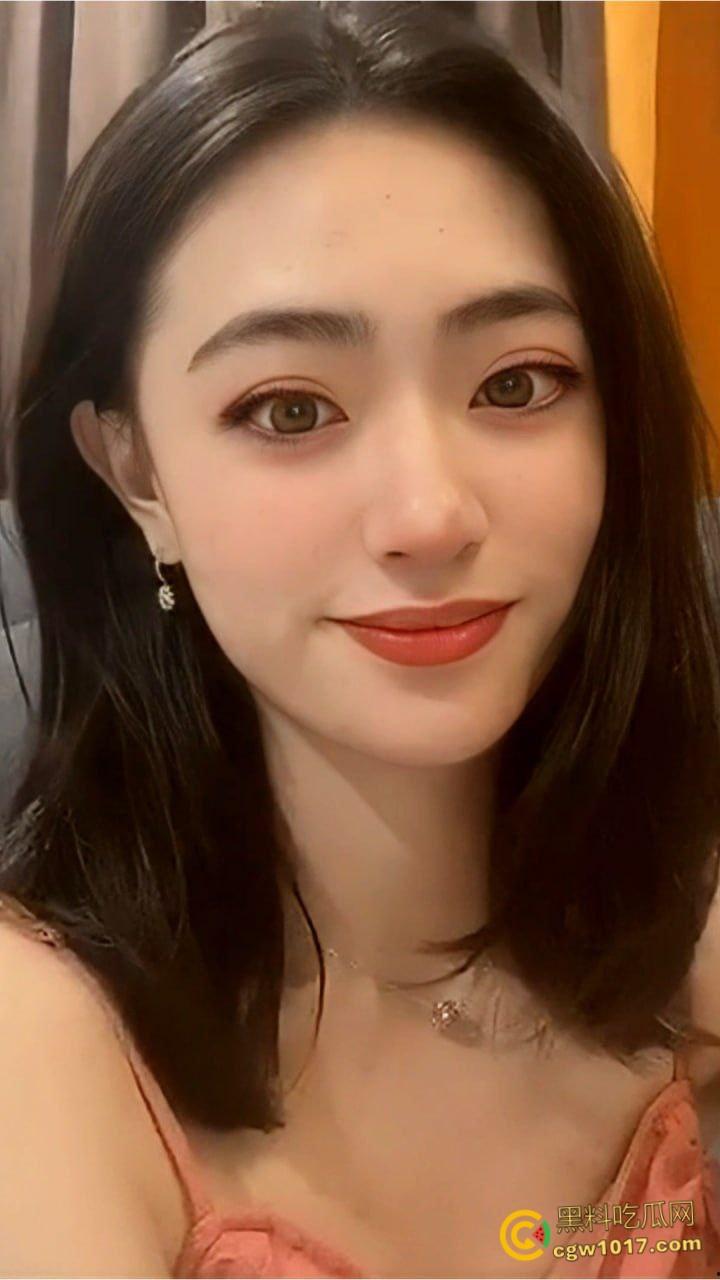 浙江大学大一学妹【冯思颖】，淫荡母狗对大屌爱不释手，被疯狂颜射一脸，蜜桃翘臀被学长后入狂操 ！  第1张