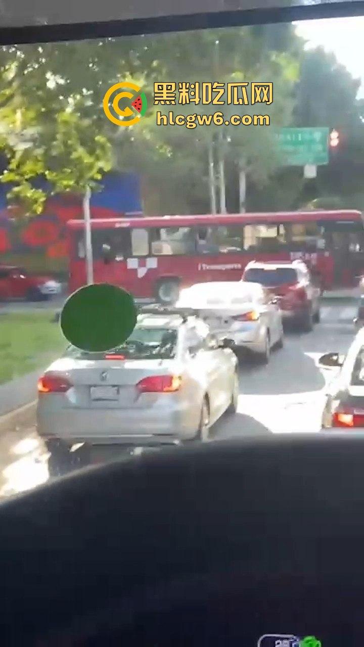 为五星好评司机的也是拼了！一边专心开车 一边还要帮女乘客抠不顾交警罚单 。车里淫水直流  第8张