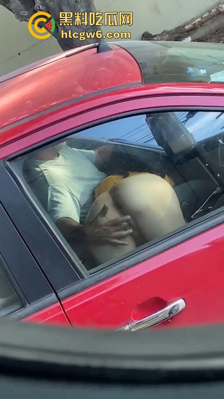 为五星好评司机的也是拼了！一边专心开车 一边还要帮女乘客抠不顾交警罚单 。车里淫水直流  第10张